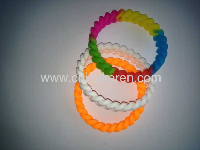 2012 fashion silicone twist wristband