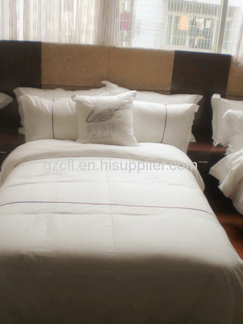 Comfortable hotel bedding set