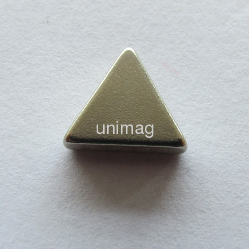 MAGNET-TRIANGLE