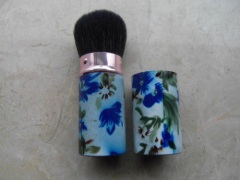 Make up retractable brush