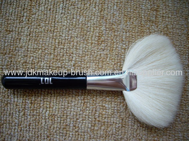 Soft Goat Hair Big Fan Blush Brush