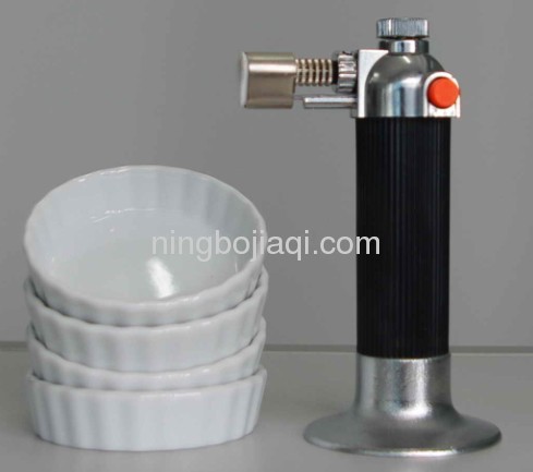 CREME BRULEE TORCH WITH WHITE CERAMIC DISHES MT602s