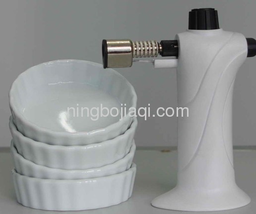 CREME BRULEE TORCH WITH WHITE CERAMIC DISHES MT602s