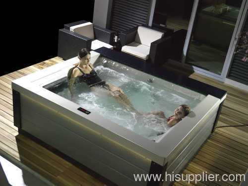 Indoor or outdoor spa jacuzzi