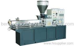 Plastic products extruding machine