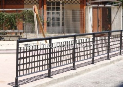 Flat steel grid fence