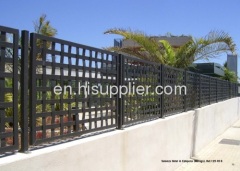 Flat steel grid fence