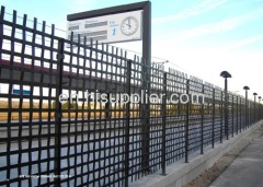 Flat steel grid fence