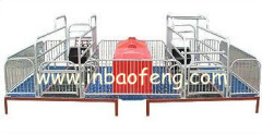 Adjustable pig farrowing crate