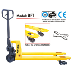 Traverse movement hand pallet truck