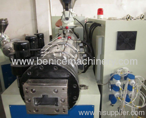 Profile products extruding machine