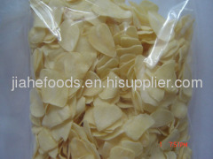 strong pungent dried garlic flakes dehydrated garlic chips Sensient garlic flakes Chinese supplier for 10 years
