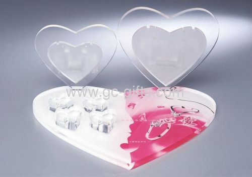 Sweet heart-shape countertop showcases for wedding rings