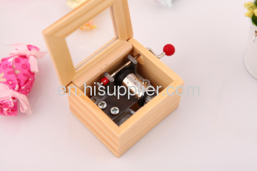 Hand movement of the hand-cranked wooden box Music Box