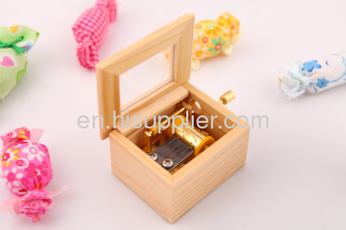 Hand movement of the hand-cranked wooden box Music Box