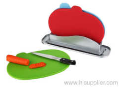 round plastic cutting board with water pan