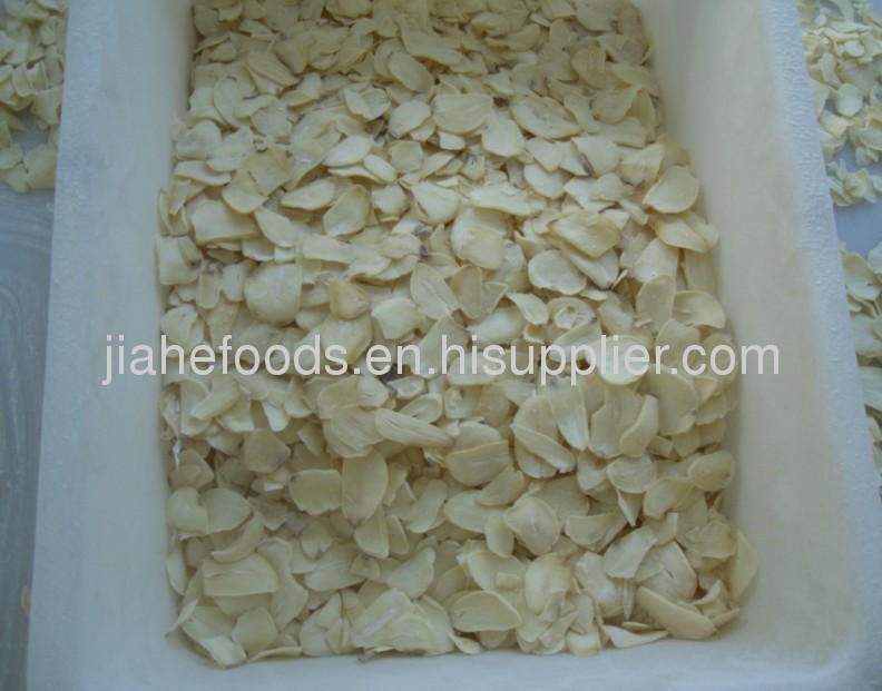 superior dehydrated garlic flakes with cutting roots