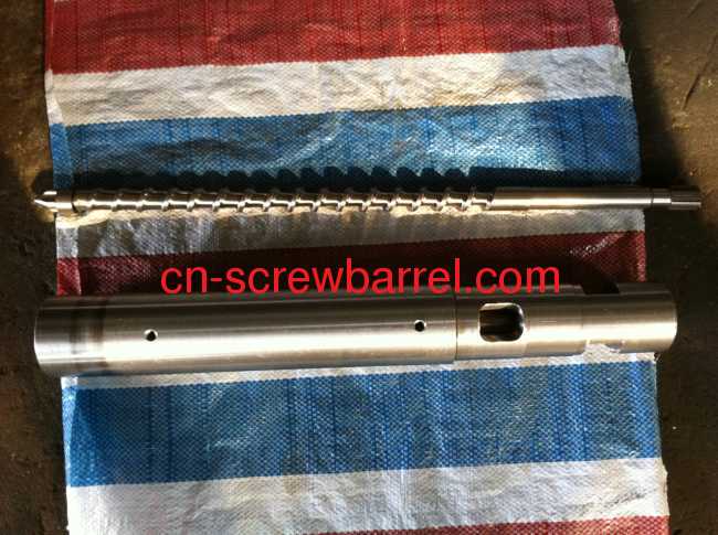 Single bimetallic screw and barrel for injection moulding machine 