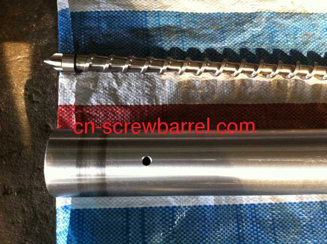 Single bimetallic screw and barrel for injection moulding machine 