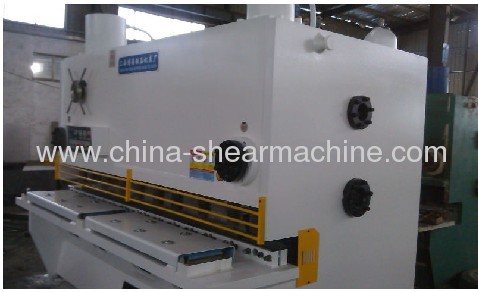 Hydraulic guillotine shearing machine