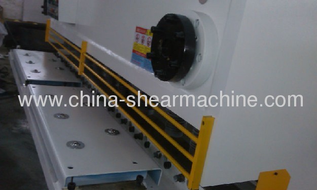 Hydraulic guillotine shearing machine