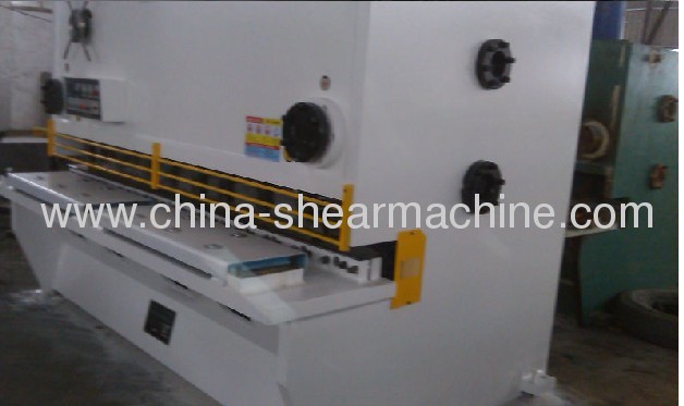 Hydraulic guillotine shearing machine