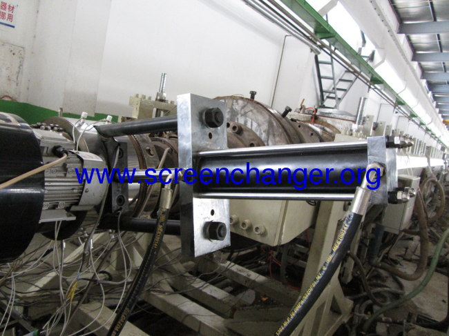 Plate screen changer for plastic extrusion machine