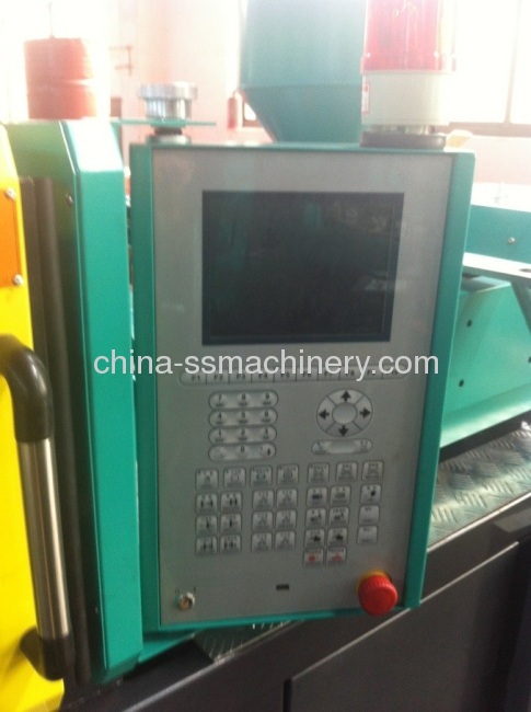 Small and precise plastic injection machine