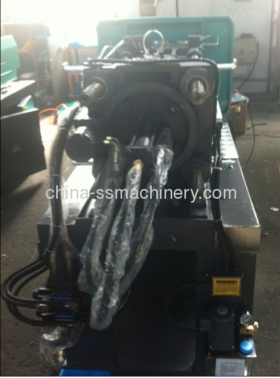 Computer controlled fixed pump plastic injection moulding machine