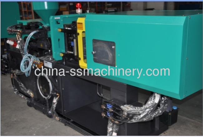 Small and precise injection molding machine