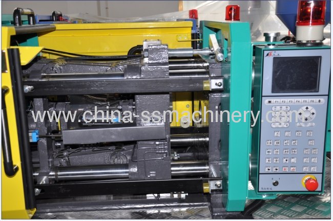 Medium size injection molding machine 