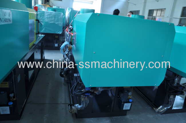 Medium size injection molding machine 