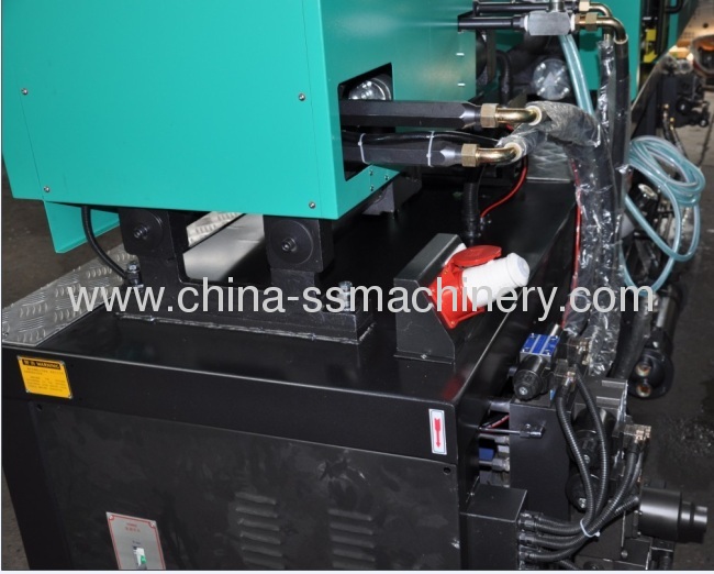 Plastic injection molding machine