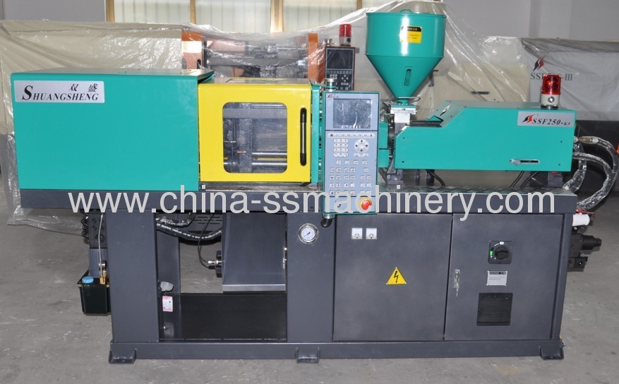 Small gears making injection molding machine