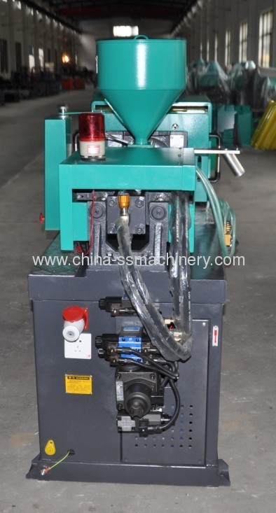 Small gears making injection molding machine