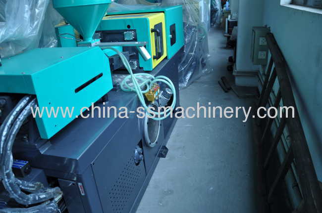 Small gears making injection molding machine