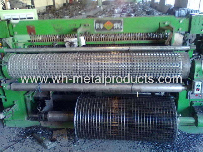 Welded wire mesh cage