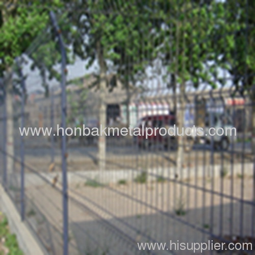 Galvanized wire mesh fences