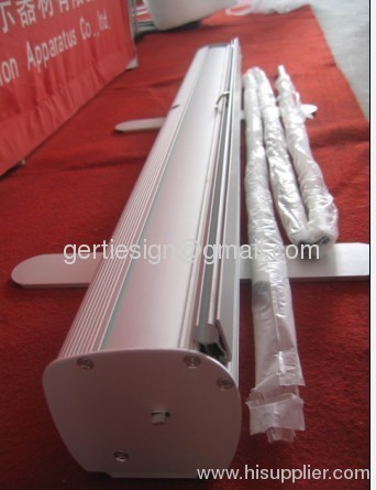 Retractable pull up banner stand