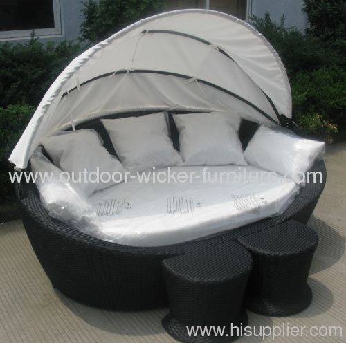 Outdoor rattan chaise lounge with footrests