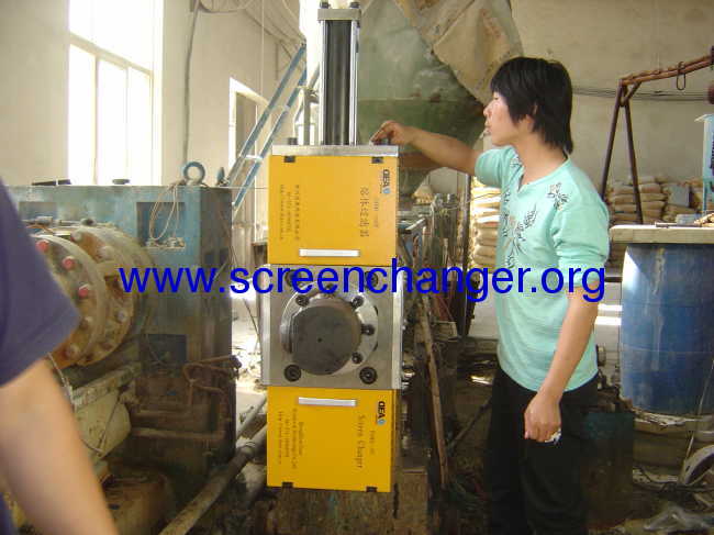 Continuous single plate screen changer