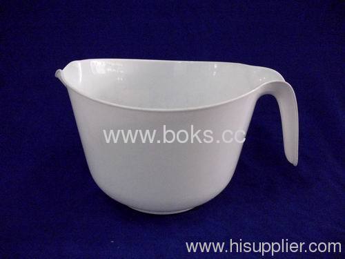 white plastic handle salad bowls