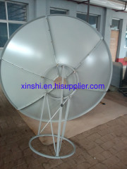 Prime focus satellite dish antenna