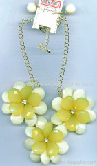 layered flowers resin necklace
