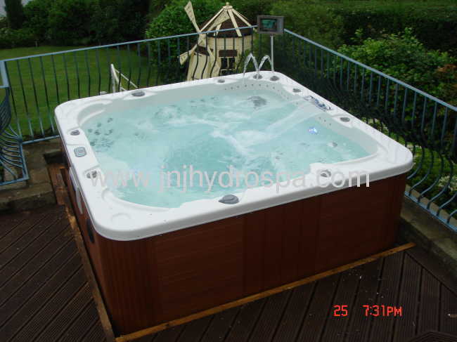 6 persons outdoor Jacuzzi