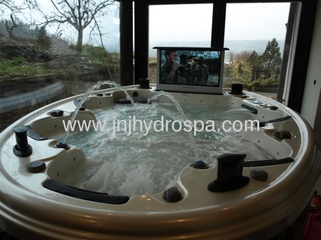 5 persons round outdoor Jacuzzi