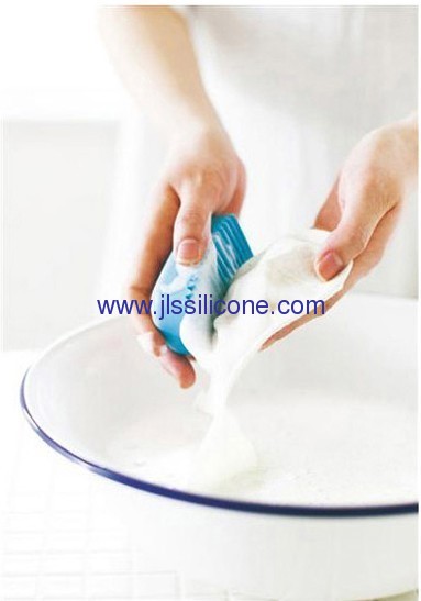 Wave shape silicone close wash brush