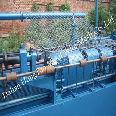 Chain link fence machine