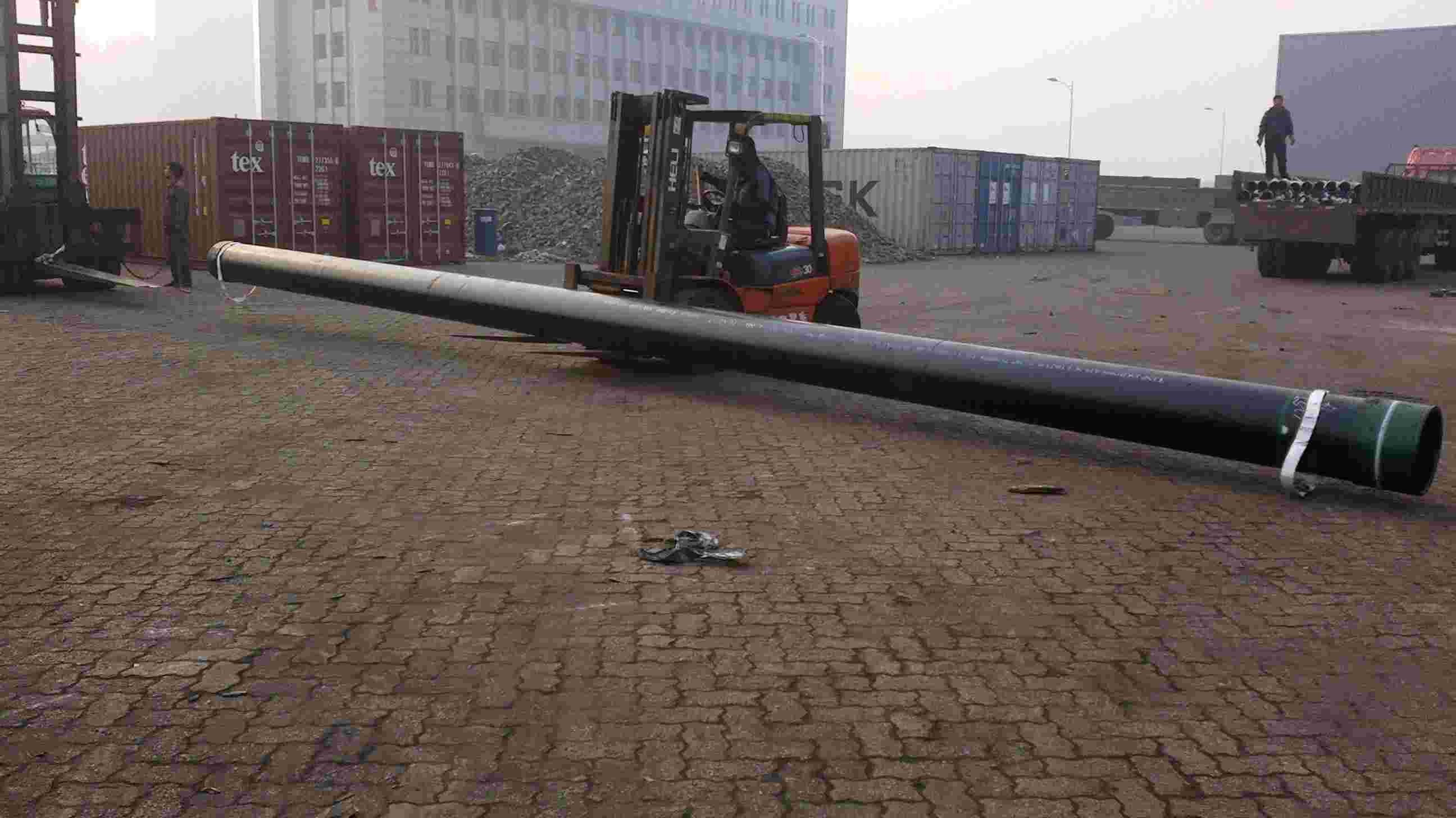 API 5CT oil casing pipes loading in Tianjin port. 40 feet container.