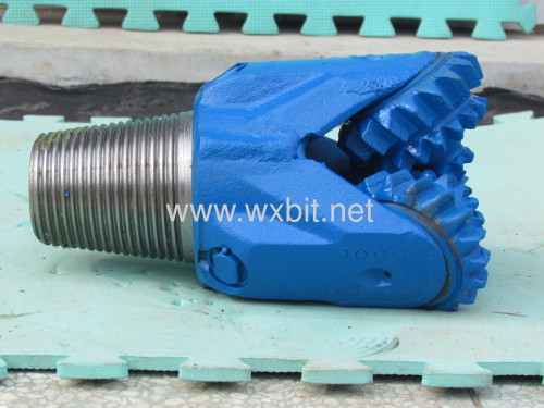 Steel tooth bit for well drilling 